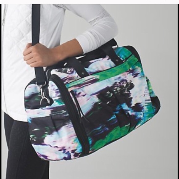 lululemon athletica Handbags - Lululemon 🍋 urban warrior duffle bag